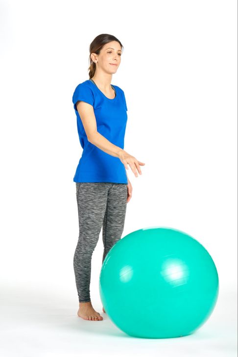 Prellen Sie den Ball vor sich auf den Boden. © Gelenk-Klinik Prellen