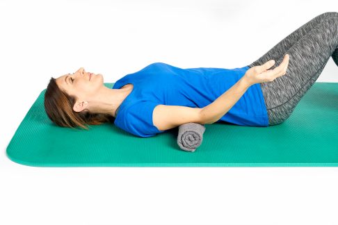 Legen sie den Arm auf einem Handtuch ab. © Gelenk-Klinik Liegende Ausgangsstellung