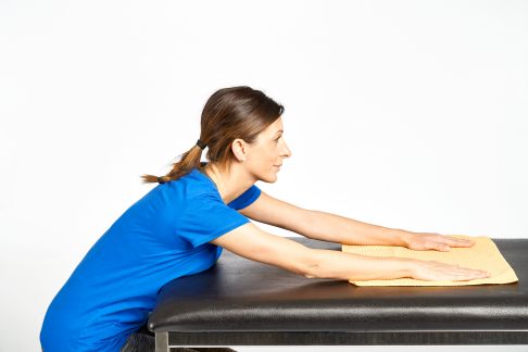 Strecken Sie die Ellenbogen. © Gelenk-Klinik Tisch wischen