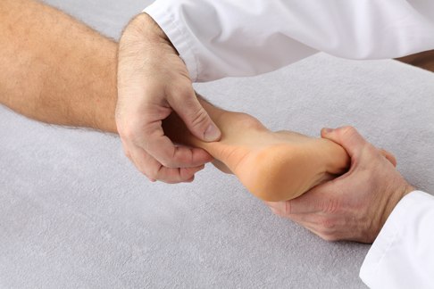 Klinische Untersuchung: U. a. mit dem Zangengriff erkennt Dr. Schneider Druckschmerzhaftigkeit, Schwellung und Erwärmung der Achillessehne sehr schnell. © Gelenk-Klinik Zangengriff zur Untersuchung der Achillessehne