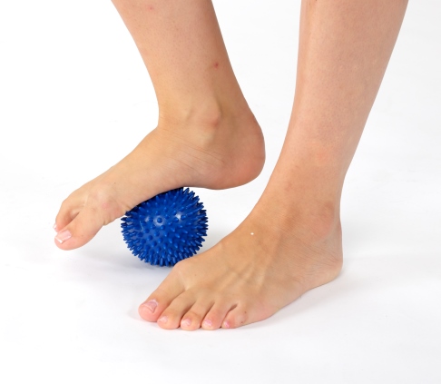 Übung mit Massageball. © Gelenk-Klinik Übung zur Durchblutungsförderung der Plantarfaszie mit einem Massageball