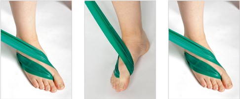 Übung bei Knick-Senkfuß: Kräftigung des Musculus peroneus longus. © Gelenk-Klinik Übung bei Knick-Senkfuß: Kräftigung des Musculus peroneus longus