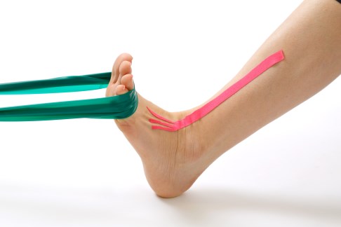 Ziehen Sie das Band nach oben. Heben Sie dabei den Fußaußenrand. © Gelenk-Klinik Übung zur Kräftigung der Außenbänder: Durchführung