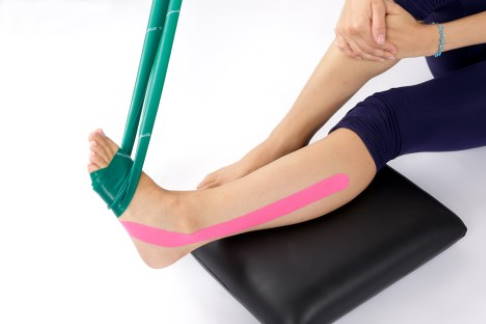 Ausgangsstellung: Das Gymnastikband liegt als Schlaufe um den Fußballen. © Gelenk-Klinik Übung zur Kräftigung des Musculus peroneus brevis: Ausgangsstellung