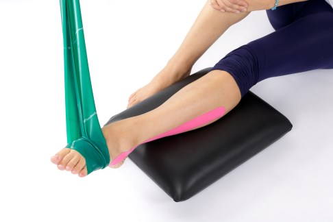 Die Außenseite des Unterschenkels (pinke Markierung) muss angespannt sein. Dies können Sie tasten. © Gelenk-Klinik Übung zur Kräftigung des Musculus peroneus brevis: Überprüfung