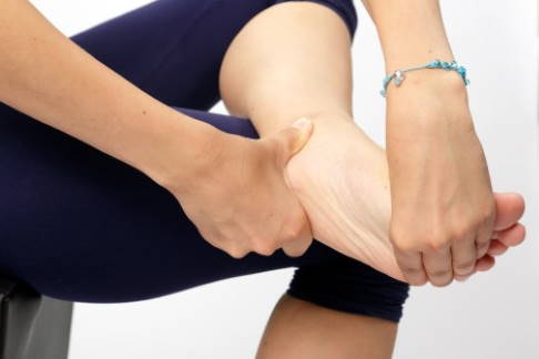 Drehen Sie mit beiden Händen in die entgegengesetzte Richtung. © Gelenk-Klinik Übung zur Mobilisation des unteren Sprunggelenks: Ausgangsstellung
