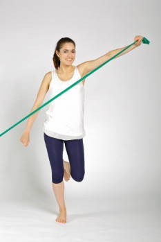 Seitlicher Zug mit dem Theraband im Einbeinstand. © Gelenk-Klinik einbeinig