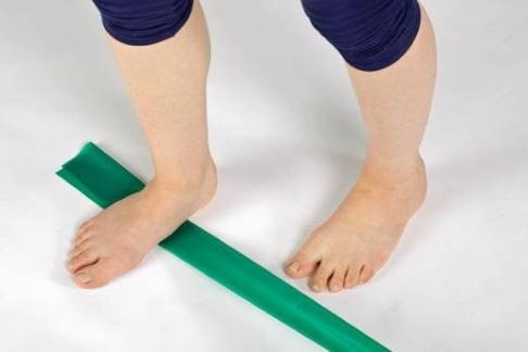 Fixieren Sie das Gymnastikband mit dem Fußaußenrand. © Gelenk-Klinik Übung zur Absenkung des Fußbettes