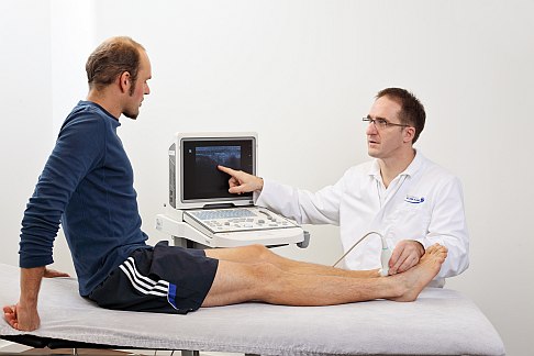 Untersuchung der Achillodynie durch den Spezialisten mittels Ultraschalluntersuchung