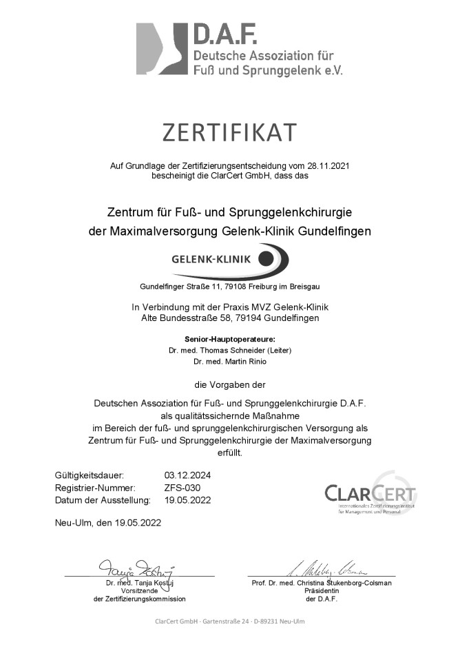 Mit der Zertifizierung zum Zentrum für Fuß- und Sprunggelenkchirurgie der Maximalversorgung (ZFSmax) wird der orthopädischen Gelenk-Klinik Gundelfingen höchste Qualität in Patientenberatung, Diagnose, Operation und Nachsorge bei Erkrankungen und Verletzungen an Fuß oder Sprunggelenk bescheinigt. Urkunde ZFSmax
