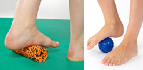 Das Rollen einer Faszienrolle oder eines Balles mobilisiert die Plantarfaszie der Fußsohle. © Gelenk-Klinik Mobilisation der Plantarfaszie an der Fußsohle mit Hilfe eines Balls.