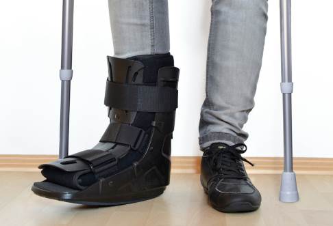 Nach der Operation eines Knick-Senkfußes sollte der Patient seinen Fuß für etwa 6 Wochen mithilfe eines speziellen Walker-Schuhs entlasten. © sunnychicka, Fotolia Walker-Schuh bei Knick-Senkfuß