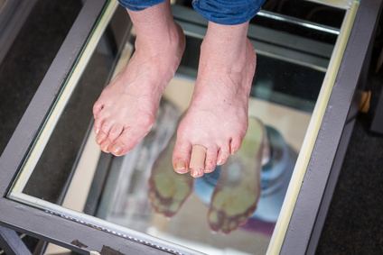 Die Fußdruckmessung – Podometrie oder computergestützte dynamische Pedobarographie – zeigt ohne Strahlenbelastung die genaue Belastungsverteilung an der Fußsohle. Viele Fehlstellungen und Erkrankungen des Fußes und der Beinachse können mithilfe der Podometrie gezeigt werden. © Elizaveta, Fotolia Fußdruckmessung