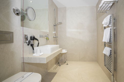 Badezimmer in der orthopädischen Gelenk-Klinik. © Gelenk-Klinik Orthopädie Freiburg
