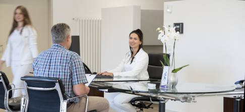 Bereits vor dem Eingriff werden die Grundsteine für eine erfolgreiche Genesung gelegt. © Gelenk-Klinik Mitarbeiterin der Gelenk-Klinik nimmt Patienten auf.