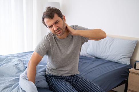 Schmerzen sind ein häufig auftretendes Symptom. Schmerzort, -qualität und die Situation, in der die Schmerzen auftreten, dienen als Hinweise für die Diagnose. ©stock.adobe.com, Paolese Mann mit Schmerzen nach dem Aufstehen