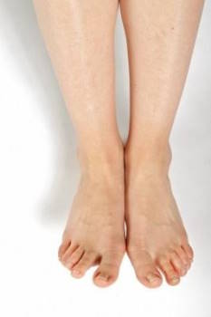 Ausgangsstellung. © Gelenk-Klinik Fersen und Großzehengrundgelenke berühren sich.