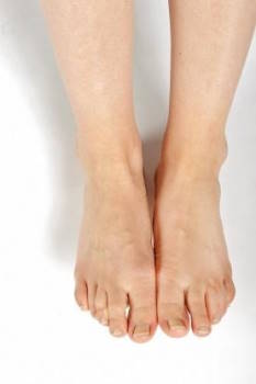 Die Übung soll die Großzehe aktiv korrigieren. © Gelenk-Klinik Versuchen Sie, die Lücke zwischen den Zehen zu schließen.