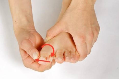 Die Übung soll die Großzehenachse korrigieren. © Gelenk-Klinik Hand greift Großzehe