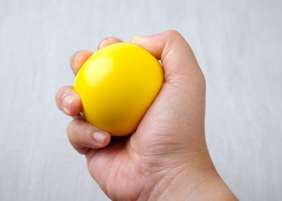 © kenary820, Fotolia Kräftigungsübung mit Stressball zur Verhinderung eines Karpaltunnelsyndroms