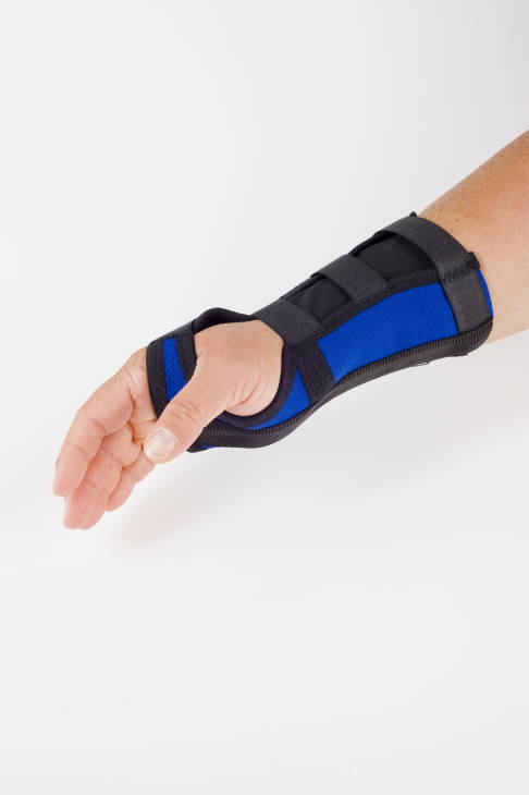 Spezielle orthopädische Schienen entlasten den Handnerven und können die Beschwerden lindern. © nancy dressel, Adobe Handschiene