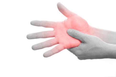 Bei Morbus Dupuytren kommt es zur unkontrollierten Wucherung des Bindegewebes an der Handinnenfläche. Vor allem im Bereich des 4. und 5. Fingers sind im Anfangsstadium Verhärtungen tastbar. © SENTELLO, Fotolia Morbus Dupuytren: Wucherung des Bindegewebes an der Handinnenfläche