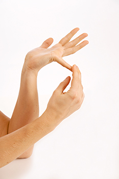 Unterstützen Sie die Streckung des kleinen Fingers mit der anderen Hand. © Gelenk-Klinik Übung zur Mobilisation des kleinen Fingers