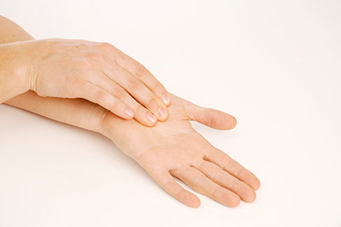 Der Handteller zeigt nach oben. © Gelenk-Klinik Ausgangsstellung
