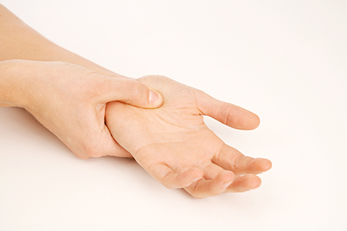 Üben Sie leichten Druck auf die schmerzhaften Punkte aus. © Gelenk-Klinik Übung bei Rhizarthrose: Massage des Daumens