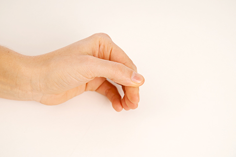 Ausgangsstellung: Die Finger sind leicht gebeugt. © Gelenk-Klinik Ausgangsstellung