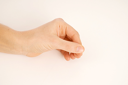 Die Fingerspitze des Daumens wandert Richtung Fingerspitze des Zeigefingers. © Gelenk-Klinik Übung bei Rhizarthrose: Daumen rotieren