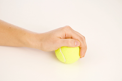 Ausgangsstellung: Die Finger umgreifen locker den Tennisball. © Gelenk-Klinik Ausgangsstellung