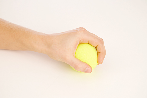 Der Daumen rotiert. © Gelenk-Klinik Übung bei Rhizarthrose: Daumen rotieren mit Tennisball