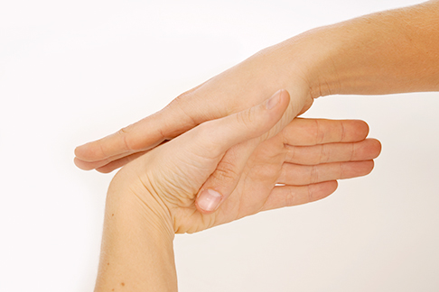 Ausgangsstellung: Greifen Sie den Daumen mit Ihrer anderen Hand. © Gelenk-Klinik Ausgangsstellung
