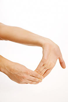 Dehnung der Handgelenksbeuger. © Gelenk-Klinik Dehnung der Handgelenksbeuger