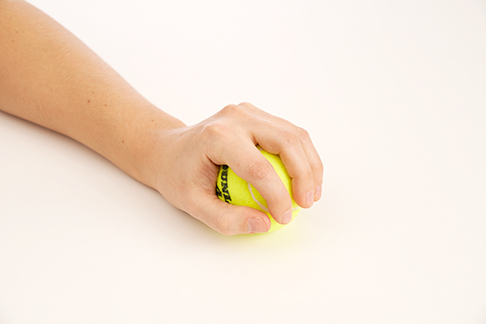 Fingermobilisation mithilfe eines Tennisballs