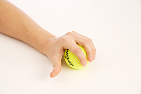 © Gelenk-Klinik Fingermobilisation mithilfe eines Tennisballs
