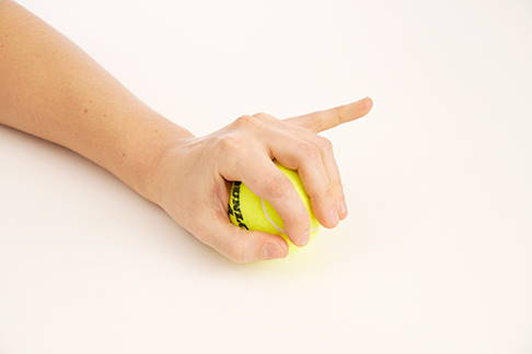 Fingermobilisation mit Unterstützung durch einen Tennisball. © Gelenk-Klinik Fingermobilisation mithilfe eines Tennisballs
