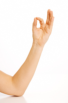 Berühren Sie mit dem Daumen nacheinander alle Fingerspitzen. © Gelenk-Klinik Übung zur Mobilisation der Finger