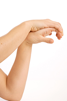Bringen Sie die Finger der betroffenen Hand in Streckung und arbeiten Sie gegen den Widerstand der anderen Hand. © Gelenk-Klinik Finger gegen den Widerstand der anderen Hand strecken