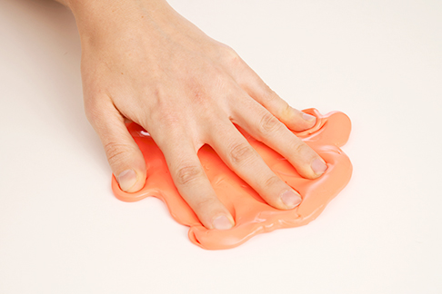 Strecken Sie Ihre Finger gegen den Widerstand der Knete aus. © Gelenk-Klinik Übung mit Knete