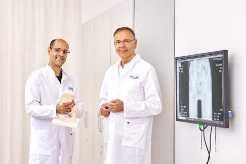 Die Hüftspezialisten der Gelenk-Klinik: Prof. Dr. Konstantinidis und Dr. Rinio. © Gelenk-Klinik Hüftspezialisten Dr. Rinio und Prof. Dr. Konstantinidis von der Gelenk-Klinik