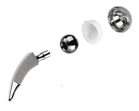 Eine Hüftprothese besteht aus mehreren Komponenten: Prothesenschaft mit kugeligem Kopf zur Verankerung im Oberschenkelknochen, ein Inlay als Gleitkomponente (hier weiß) und ein Metallimplantat in der Hüftgelenkspfanne. © Smith & Nephew Prothesenschaft und Hüftkopf