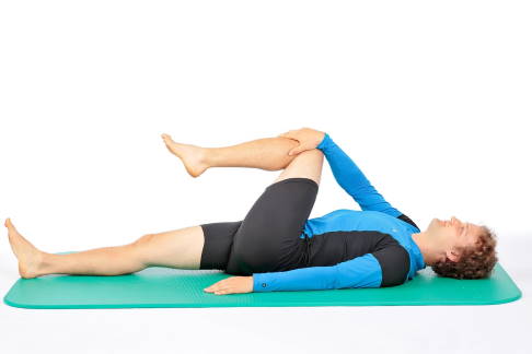 Diese Übung dehnt den Piriformis-Muskel. © Gelenk-Klinik Übung zur Dehnung des Piriformis-Muskels