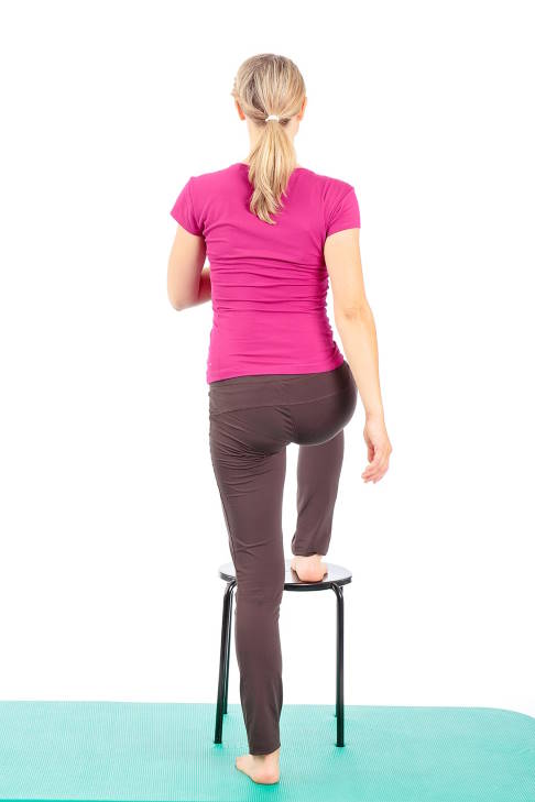Diese Übung kräftigt die Hüftmuskulatur, die für das Abspreizen und Strecken des Beines nach hinten verantwortlich ist. © Gelenk-Klinik Übung zur Kräftigung der Hüftextensoren und Hüftabduktoren
