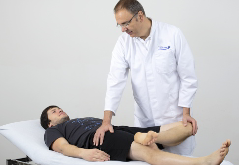 Prüfung der Beweglichkeit des Hüftgelenks: Die Diagnose von Prothesenversagen beginnt mit einer klinischen Prüfung der Beweglichkeit, der Muskelfunktion sowie einer ausführlichen Anamnese (Patientengespräch). © Dr. Martin Rinio Diagnose Prothesenversagen