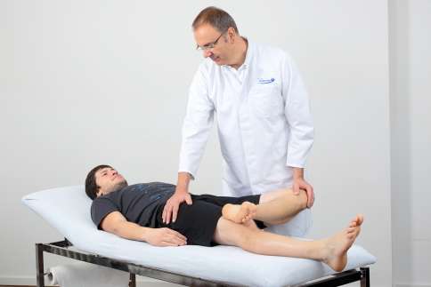 Die Chancen einer gelenkerhaltenden Therapie der Hüftarthrose (Coxarthrose) müssen in einer eingehenden klinischen und bildgebenden Untersuchung ermittelt werden. © Dr. Martin Rinio Untersuchung der Hüftarthrose