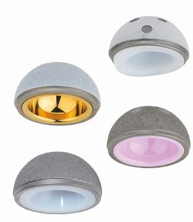 Verschiedene Gleitpaarungen für Hüftprothesen, von oben nach unten: Metall-Polyethylen, titanbeschichtete Metall-Gleitpaarung (goldfarben), Keramik und Keramik-Kunststoff. © Implantcast Komponenten von Hüftprothesen