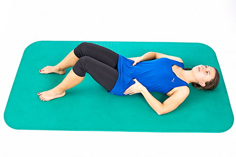 Spannen Sie bewusst Bauch- und Beckenbodenmuskulatur an. © Gelenk-Klinik Beckenboden anspannen