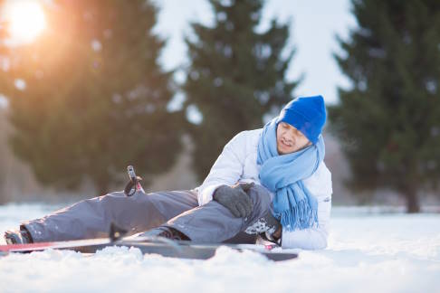 Beim Skifahren kommt es häufig zu abrupten Richtungswechseln, die mit einem hohen Risiko für Meniskusverletzungen einhergehen. Insbesondere wenn bei einem Unfall die Bindung nicht aufgeht, kann es zu einer Verdrehung (Distorsion) des Kniegelenks kommen. © pressmaster, Adobe Skifahrer mit Knieschmerzen nach Meniskusriss